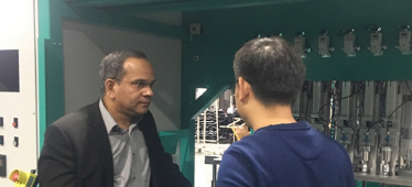 國外客戶在我司技術(shù)交流超聲波焊接設備和超聲波柔性焊接設備